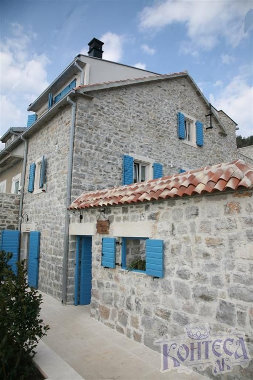 Renovirana kamena kuća u Tivtu, 5 metara od mora